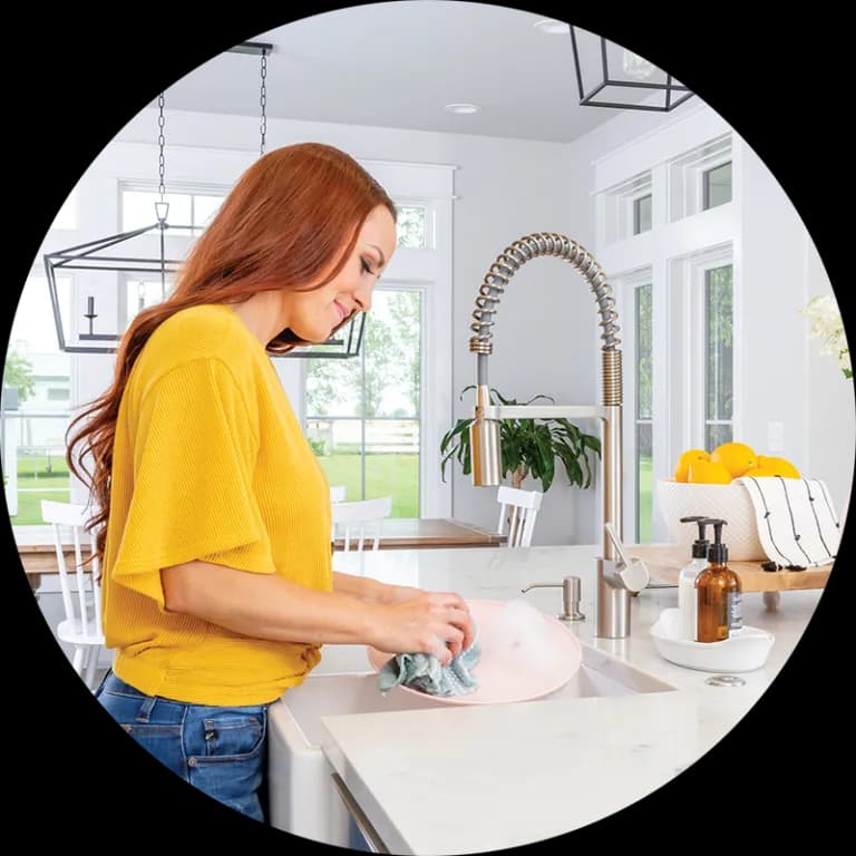 Промяна към по-добро - жена мие в кухнята